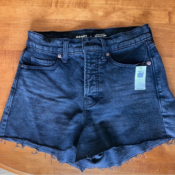 Old Navy Sky-Hi A-Line shorts in black, size 4 NWT - Picture 2 of 3